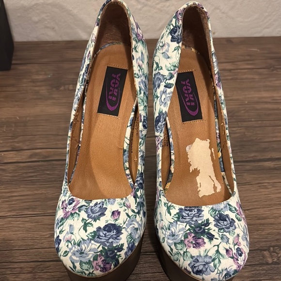 Yoki Floral Print Women's Heels - Picture 1 of 4